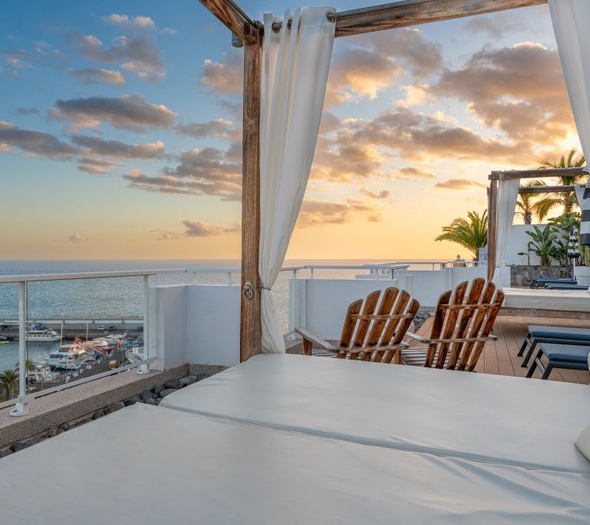 Sunset con jacuzzi y camas balinesas Marina Bayview Canarias