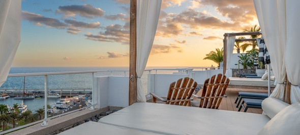 Sunset con jacuzzi y camas balinesas Marina Bayview Canarias